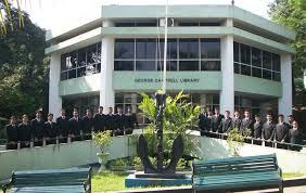 Group of students in front of Crack Merchant Navy Library building.